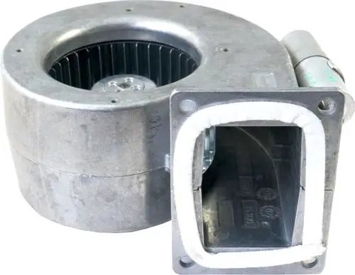 Gebläse von Wolf mit metallischem Gehäuse und integrierter Anbindung. Sichtbarer Rotor und Anschluss für Primärluft für Heizsysteme.